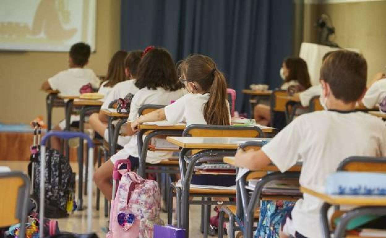 Niños con mascarilla en un colegio valenciano.