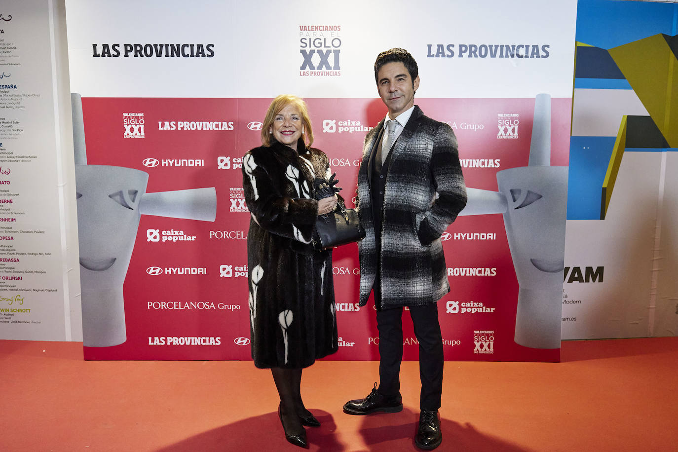 La presidenta de los Amigos del Museo de Bellas Artes, María José Navarro, y el director de la pinacoteca, Pablo González Tornel. 