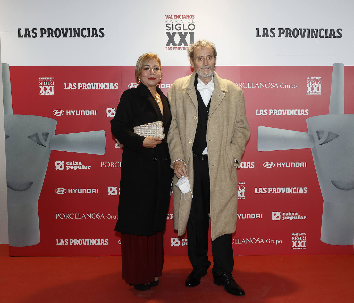 El escultor Miquel Navarro, creador de ‘Observatori’, la estatuilla de los premios Valencianos para el Siglo XXI, junto a Olga Porras. 