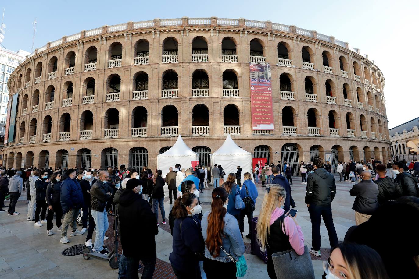 Fotos: Los valencianos hacen cola para vacunarse sin cita previa