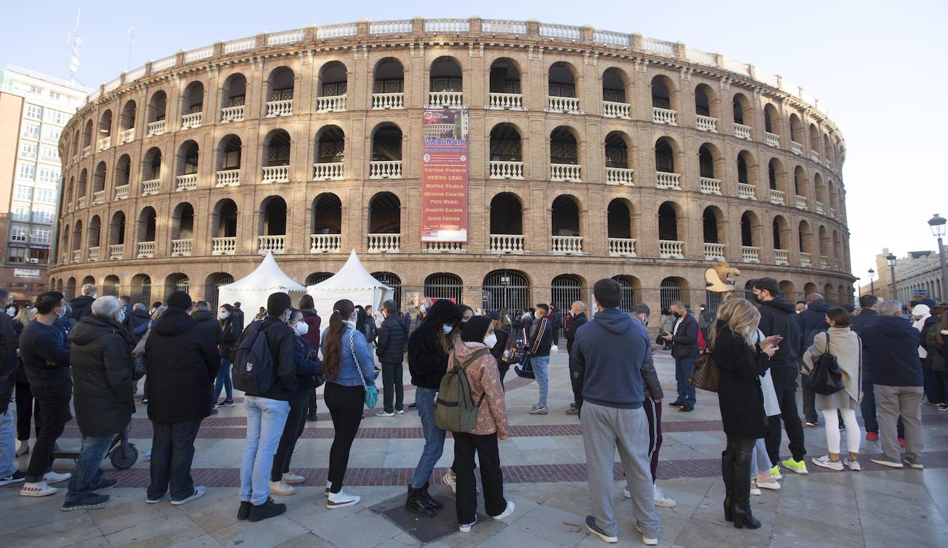 Fotos: Los valencianos hacen cola para vacunarse sin cita previa