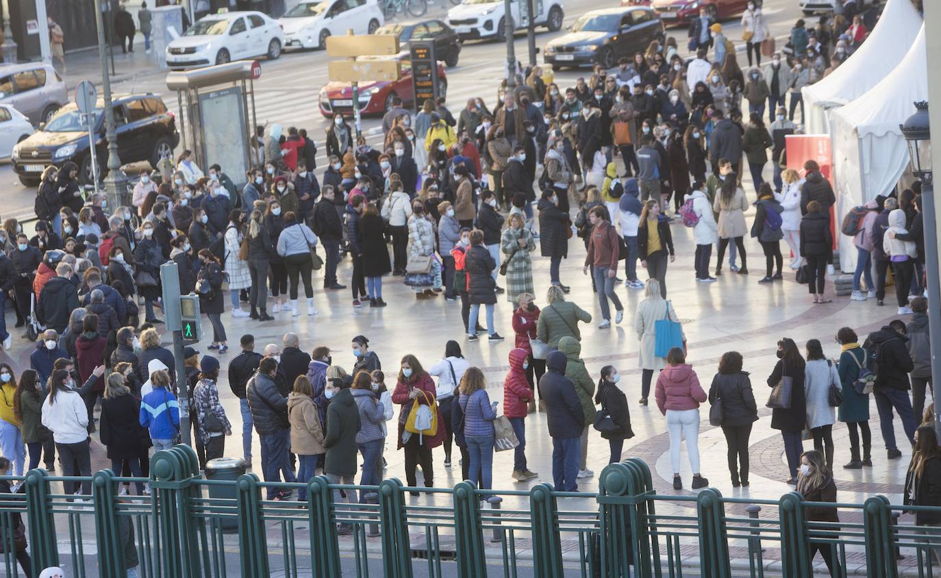 Fotos: Los valencianos hacen cola para vacunarse sin cita previa