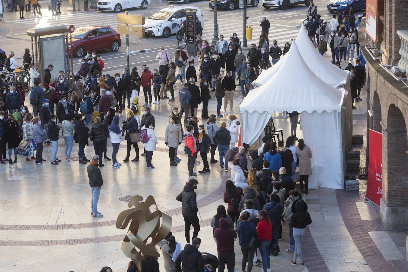 Fotos: Los valencianos hacen cola para vacunarse sin cita previa