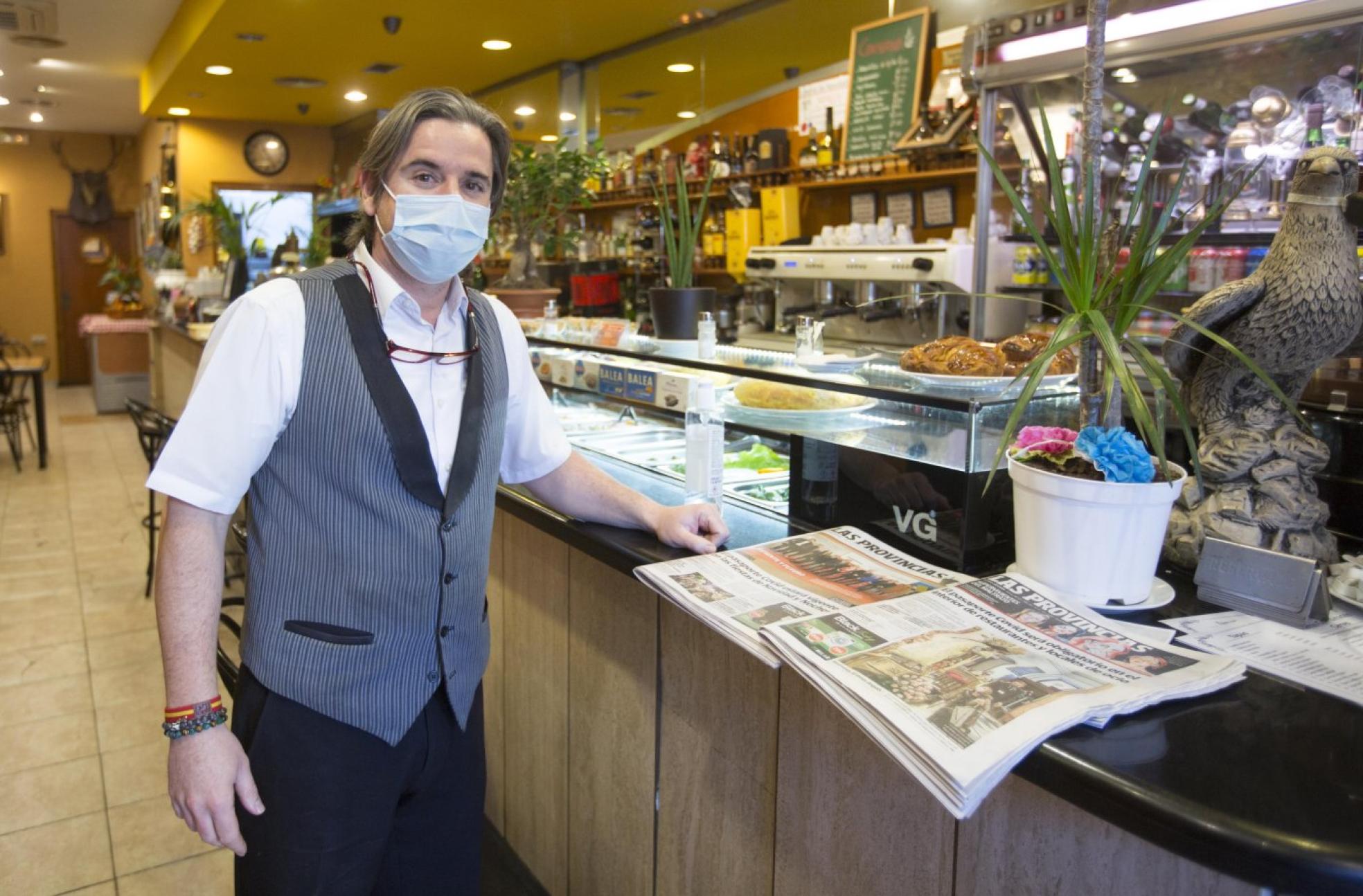 El empleado de una cafetería de Valencia, en la barra y con mascarilla. 