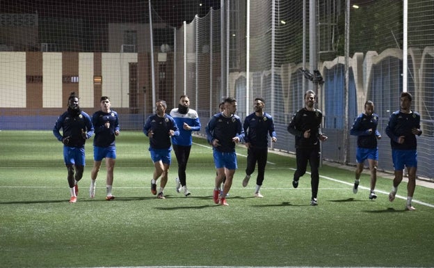 Los jugadores se ejercitan en un terreno de césped artificial en Melilla. 