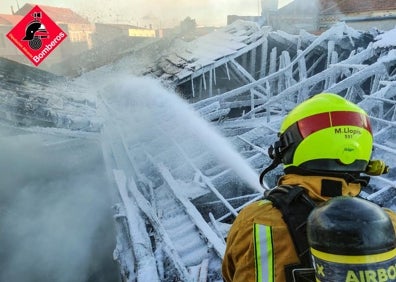 Imagen secundaria 1 - Así fue la intervención de los bomberos ayer en Almoradí. 