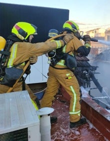 Imagen secundaria 2 - Así fue la intervención de los bomberos ayer en Almoradí. 