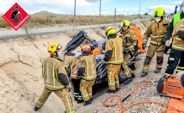 Imagen principal - Así ha sido el rescate de la conductora tras el accidente en Monforte del Cid. 