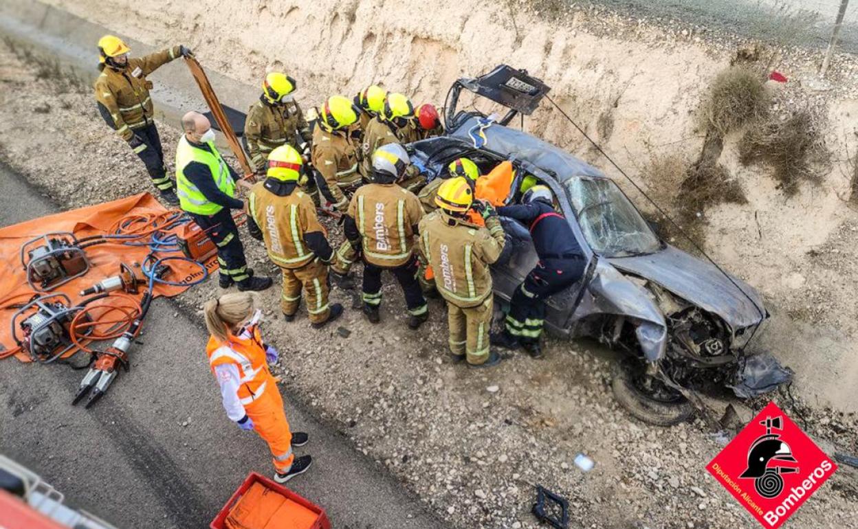 Un total de 13 bomberos y sanitarios han trabajado para estabilizar y liberar a la mujer accidentada. 