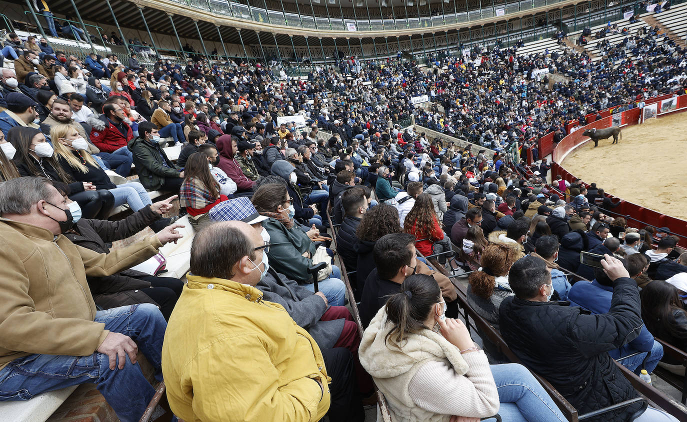 Miles de personas se dan cita en el coso de la calle Xàtiva para vivir el regreso de esta competición taurina popular con representantes valencianos, del resto del territorio nacional e incluso de Francia