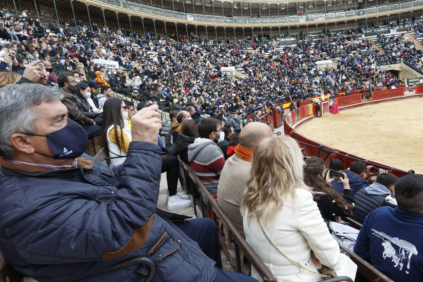 Miles de personas se dan cita en el coso de la calle Xàtiva para vivir el regreso de esta competición taurina popular con representantes valencianos, del resto del territorio nacional e incluso de Francia