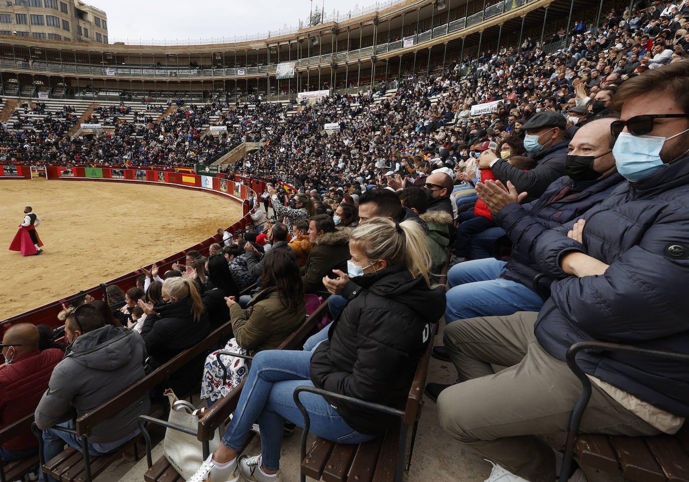 Miles de personas se dan cita en el coso de la calle Xàtiva para vivir el regreso de esta competición taurina popular con representantes valencianos, del resto del territorio nacional e incluso de Francia