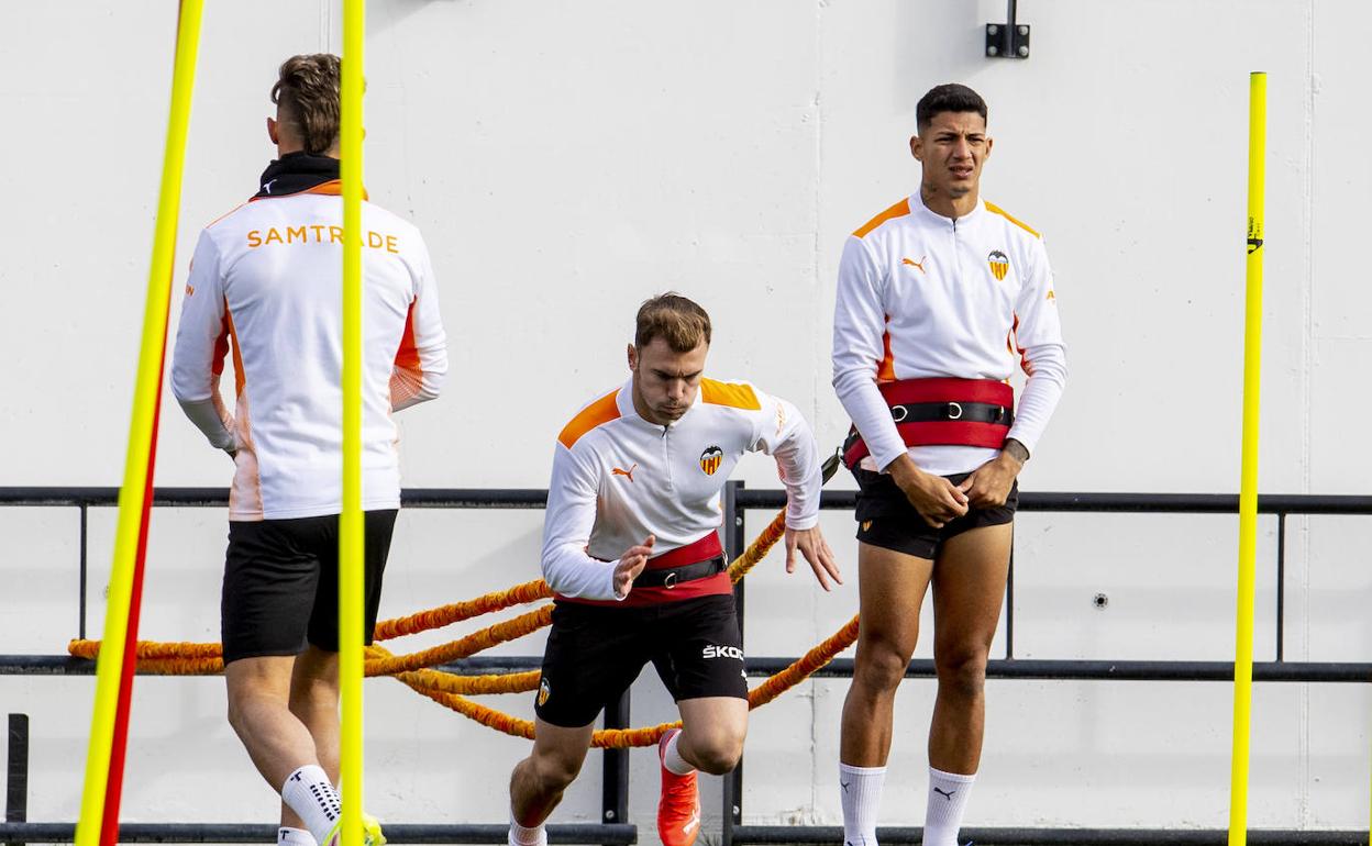 Lato inicia un ejercicio durante en entrenamiento de ayer en Paterna. 