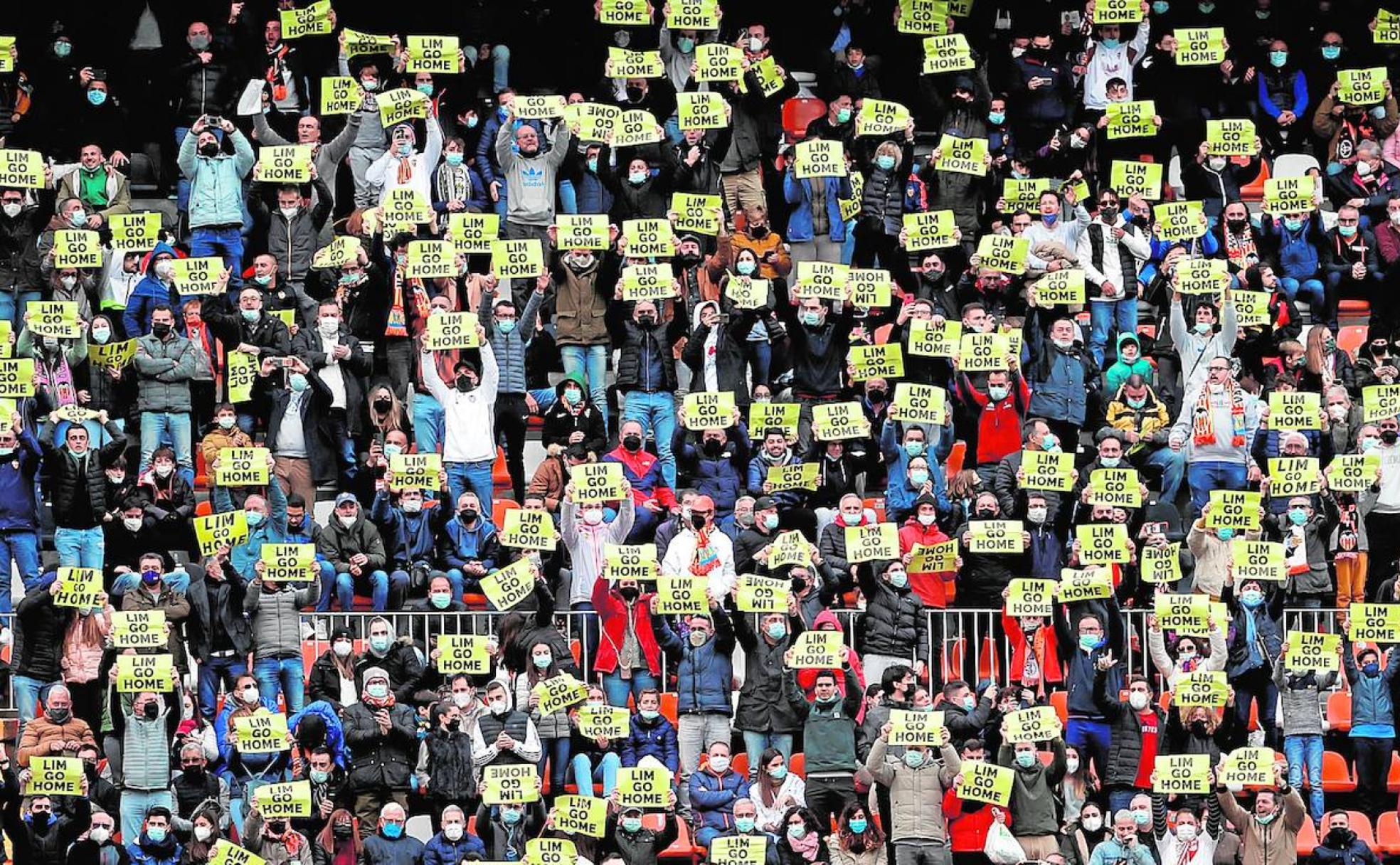 La afición del Valencia muestra carteles con el mensaje de 'Lim go home' durante el minuto 19 del partido del sábado en Mestalla. 