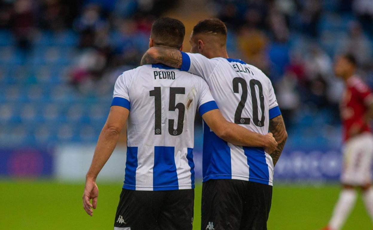 Pedro Sánchez y Elliot Gómez se abrazan después de la victoria ante el Murcia. 