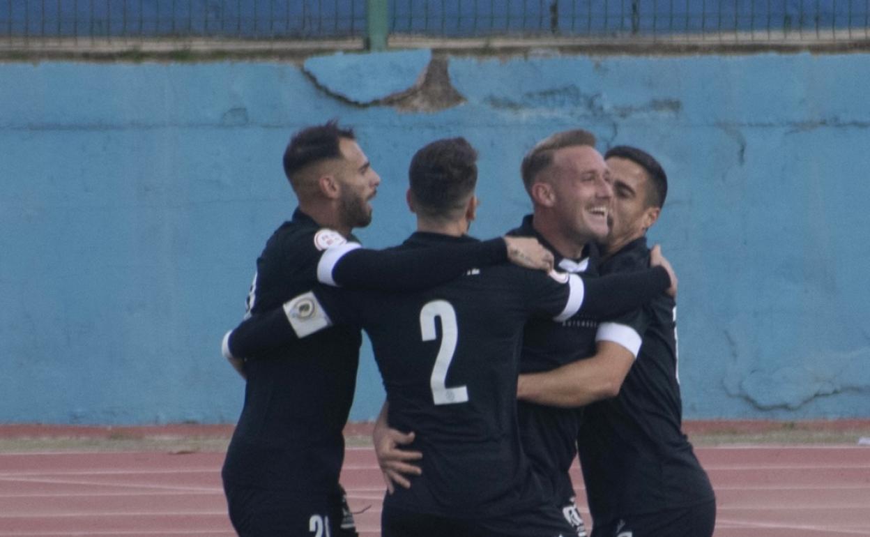 Los jugadores del Hércules abrazan a Aketxe tras marcar el 0-1 en Melilla. 