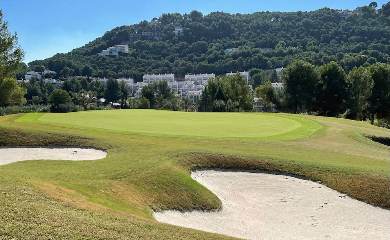 Uno de los hoyos del recientemente remodelado campo de El Bosque. 