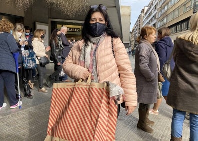 Imagen secundaria 1 - Pilar Cebriá y Arturo García de compras; Gemma Sánchez con los primeros regalos y María José Íñiguez. 