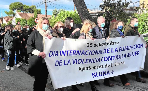 El alcalde y la edil de Igualdad, entre otras autoridades, encabezan la manifestación celebrada el 25N. 