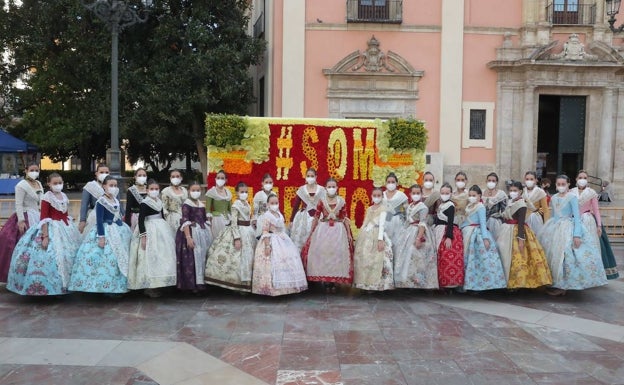 Imagen principal - Posado de las falleras mayores de Valencia y sus cortes; encendido de un engraellat y una charla. 