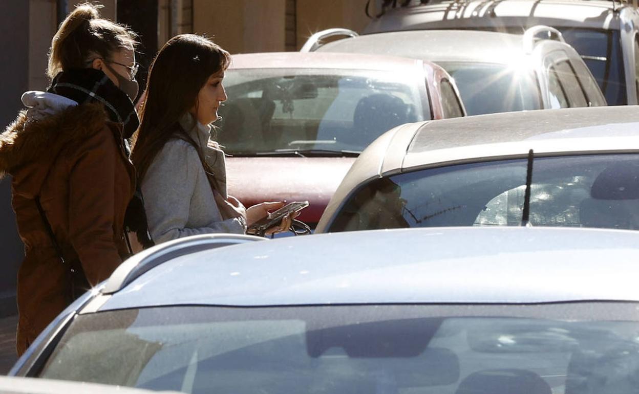 Timea, ayer, por una calle de Catarroja horas después de descubrir a su familia sin vida. 