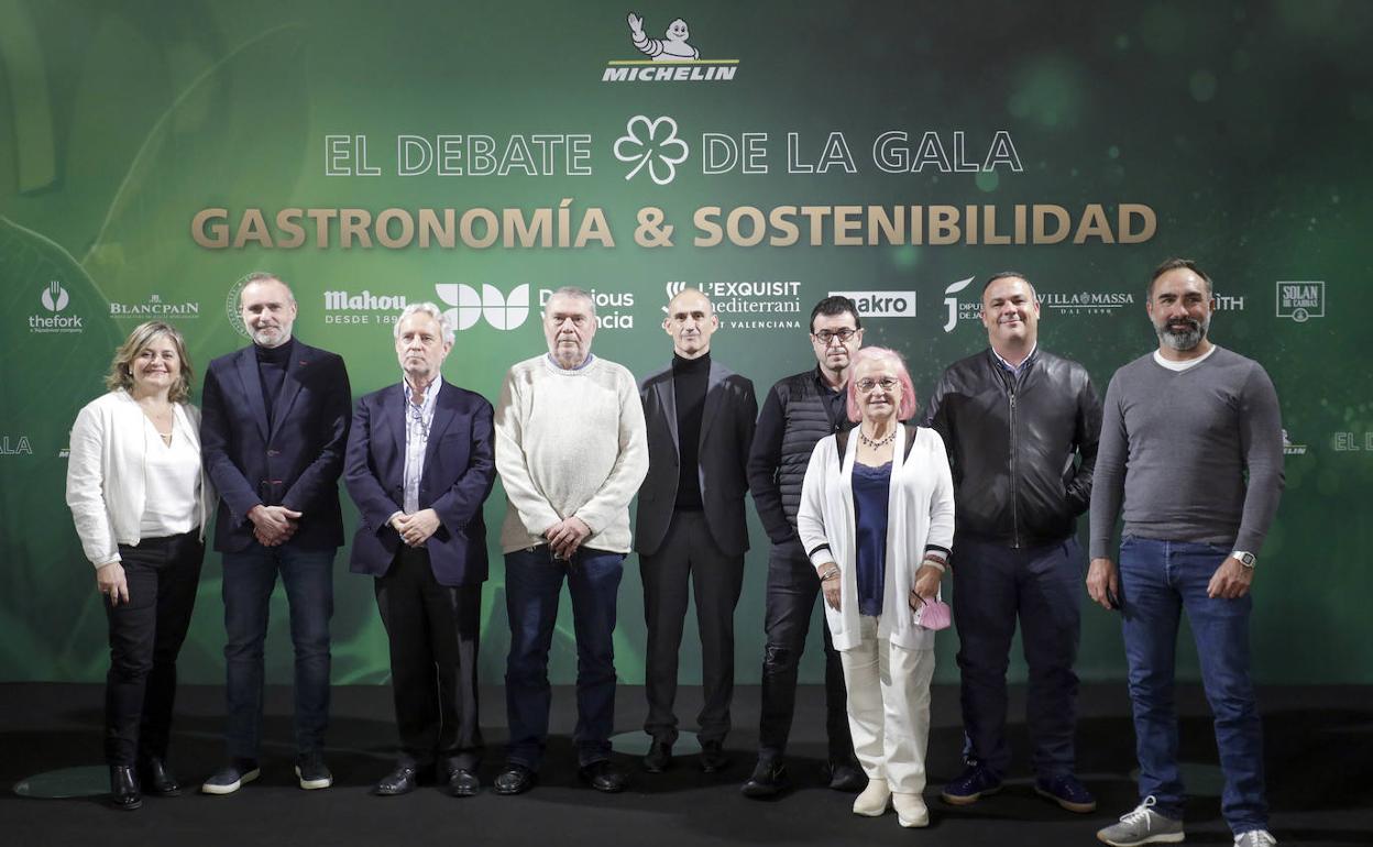 Vinyet Capdet, Rodrigo de la Calle, Emiliano García, Toni Misiano, Jesús Trelis, Ricard Camarena, Elvira Fernández, Ángel León y Rafael Monge tras participar en el debate de la gala Michelin sobre gastronomía y sostenibilidad. 