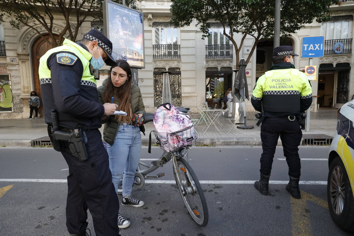 La Policía Local comienza una campaña para sancionar con multas de entre 60 y 1.000 euros a conductores de bicis y patinetes en Valencia
