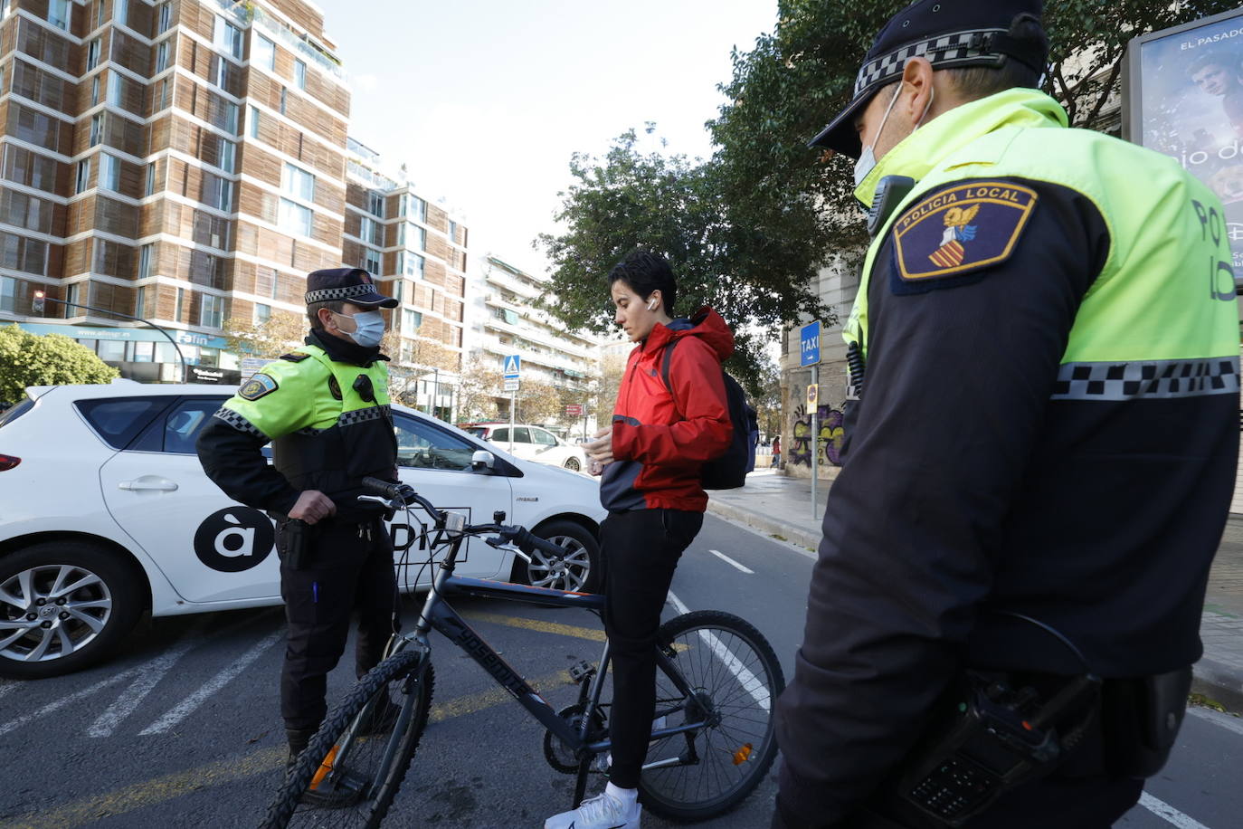 La Policía Local comienza una campaña para sancionar con multas de entre 60 y 1.000 euros a conductores de bicis y patinetes en Valencia