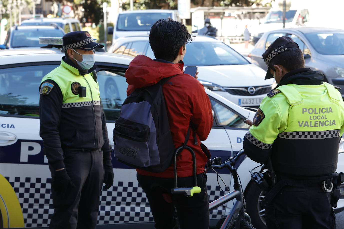 La Policía Local comienza una campaña para sancionar con multas de entre 60 y 1.000 euros a conductores de bicis y patinetes en Valencia