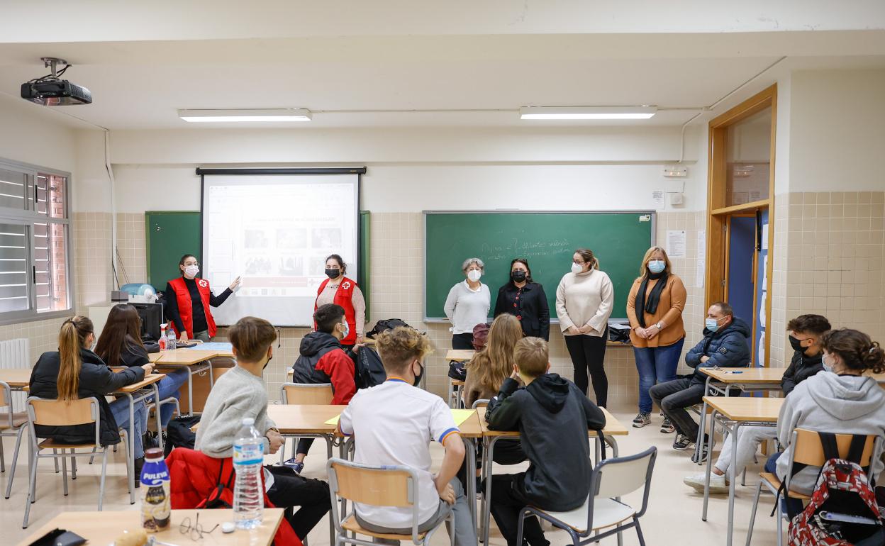 Voluntarios de Cruz Roja durante uno de los talleres celebrados en el instituto alfasino