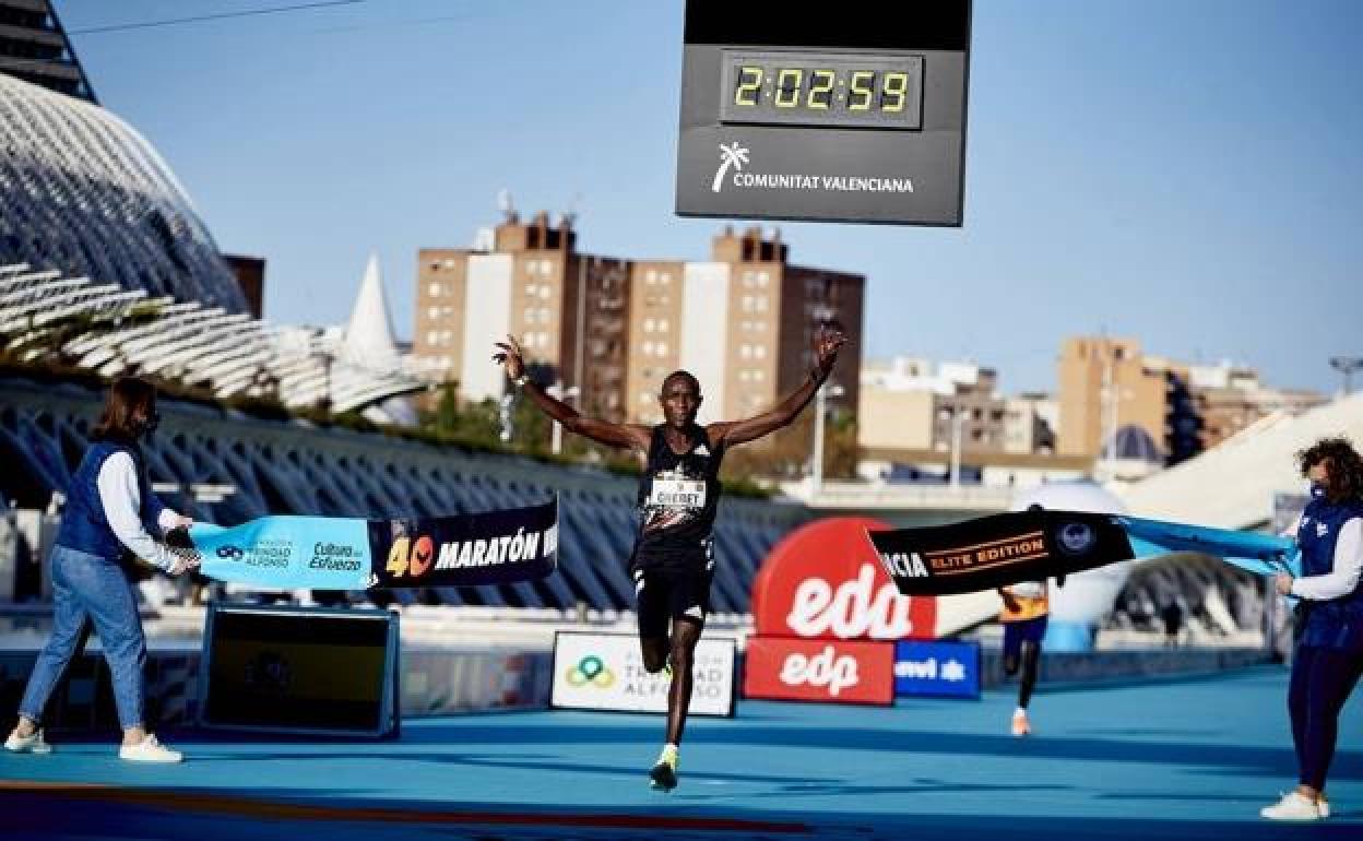 Chebet, vencedor de la última edición del Maratón Valencia Trinidad Alfonso EDP, cruzando la meta. 