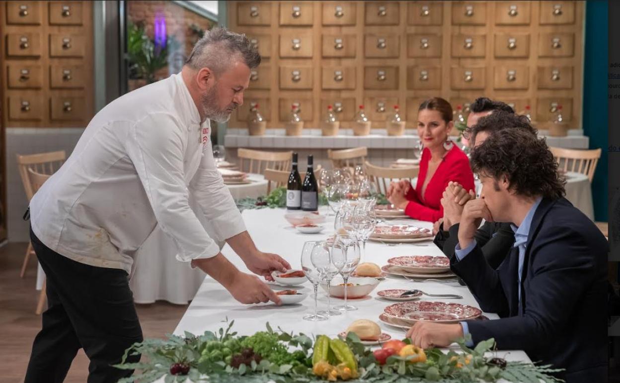 Miki Nadal presenta su menú en la final de Masterchef. 