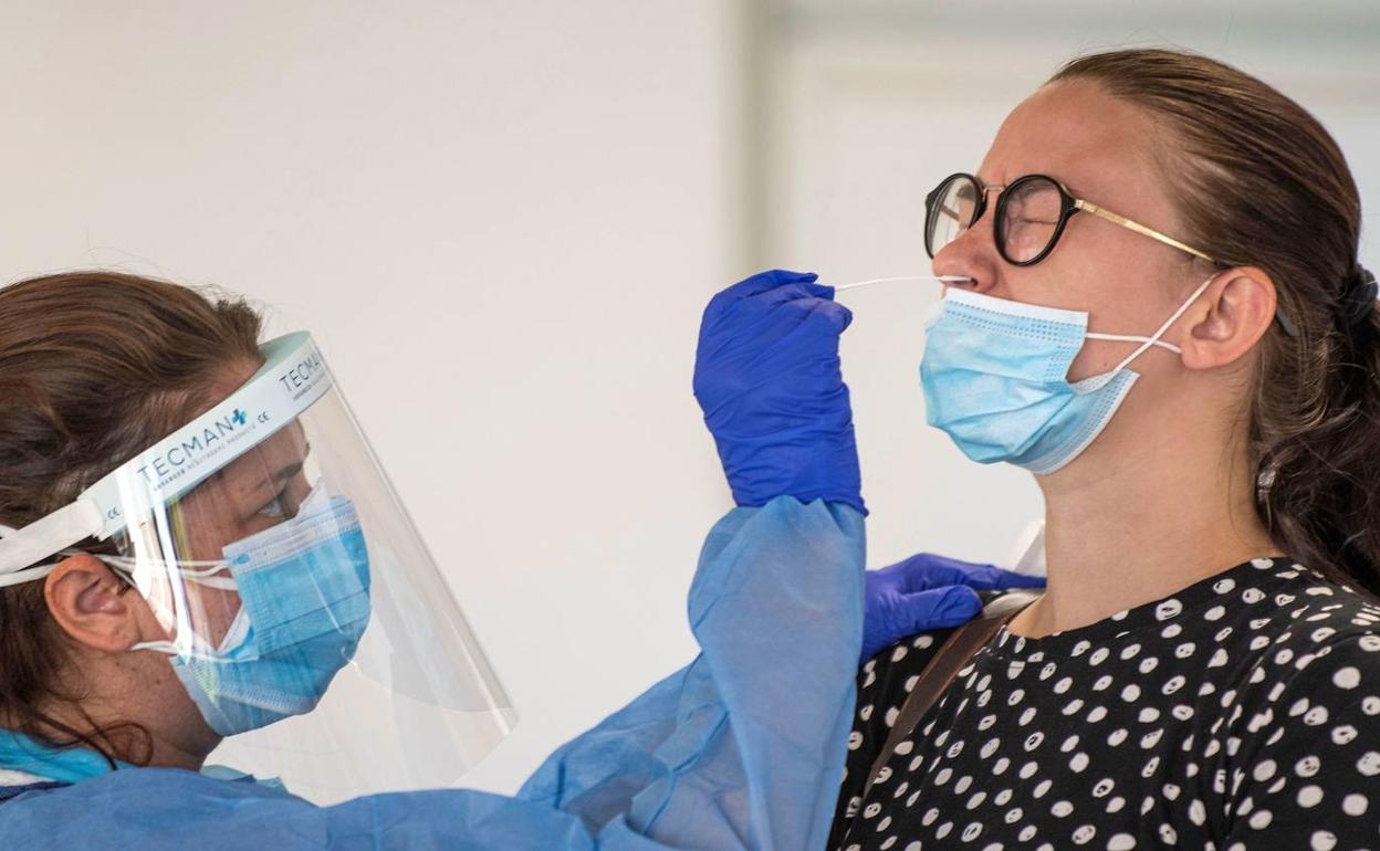 Brotes Covid en Valencia | Sanitat detecta dos brotes de Covid-19 en la Comunitat con 25 personas infectadas