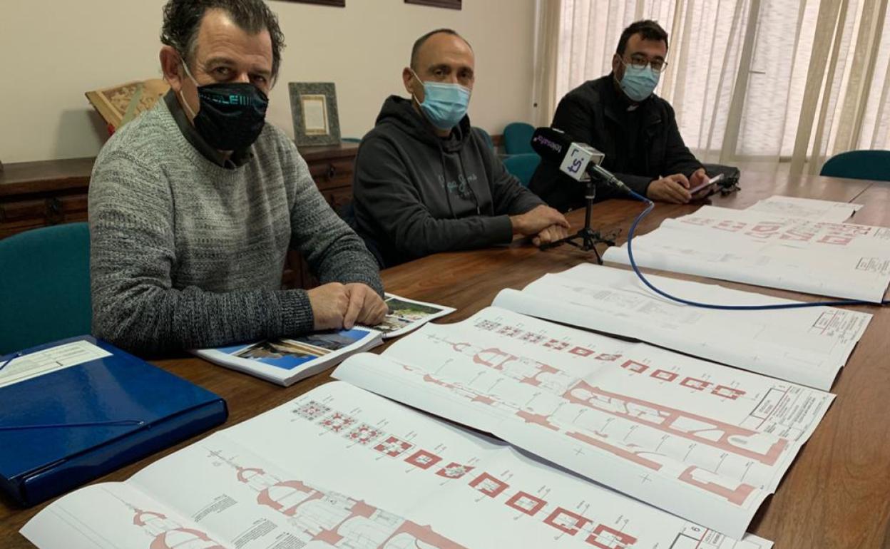 Jesús Roche, Paco Mas y Paco Llorens, con los planos del proyecto. 