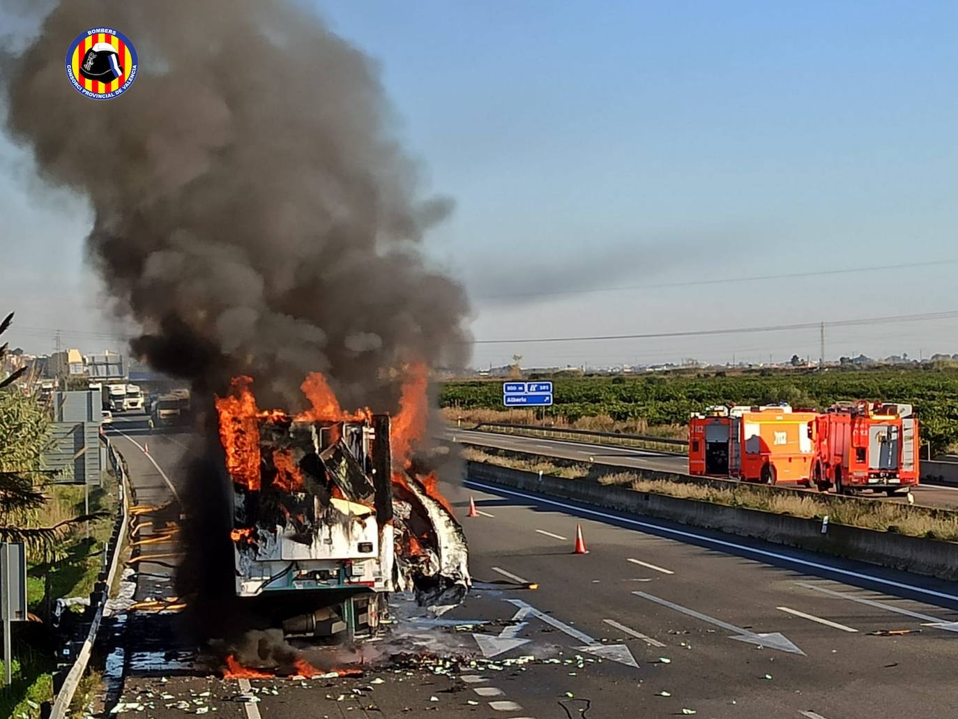 El incendio de un vehículo ha causado atascos de más de cuatro horas en la A-7, a la altura de Alberic, con retenciones en dirección hacia Valencia. La CV-41 entre Pobla Llarga y Alzira también se ha visto afectada porque el tráfico se ha desviando por esa vía. 