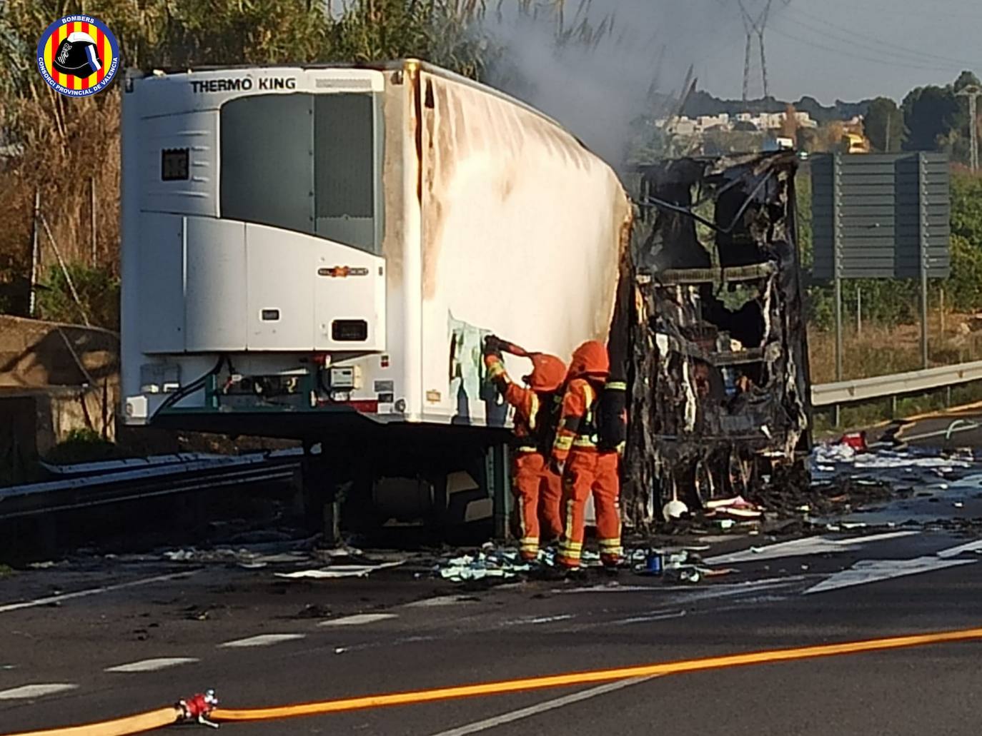 El incendio de un vehículo ha causado atascos de más de cuatro horas en la A-7, a la altura de Alberic, con retenciones en dirección hacia Valencia. La CV-41 entre Pobla Llarga y Alzira también se ha visto afectada porque el tráfico se ha desviando por esa vía. 