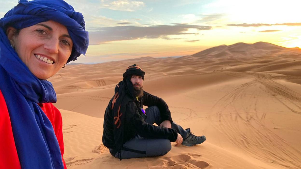 Cristina y Jorge se hacen un selfi en el desierto marroquí poco antes de enterarse del cierre de fronteras dictado por Rabat. 