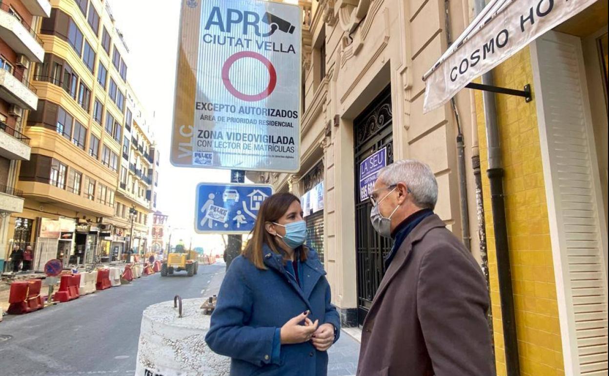 Catalá y Ballestera, esta mañana en uno de los accesos restringidos. 