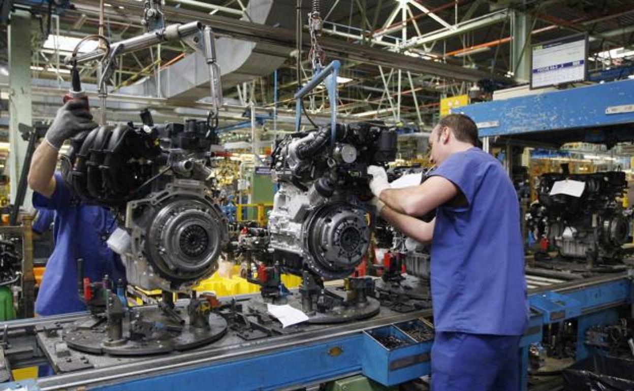 Dos trabajadores en la planta de Ford. 