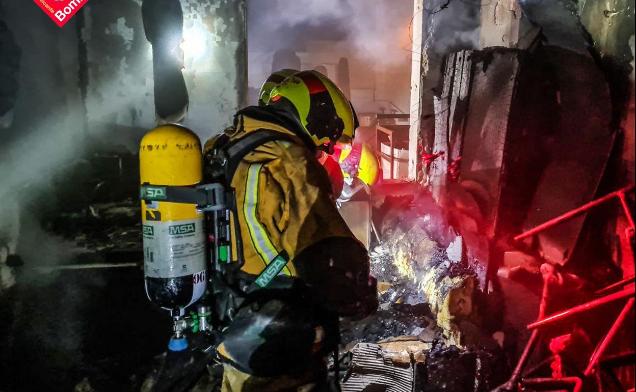 Las llamas se podían ver a través de las ventanas del edificio. 