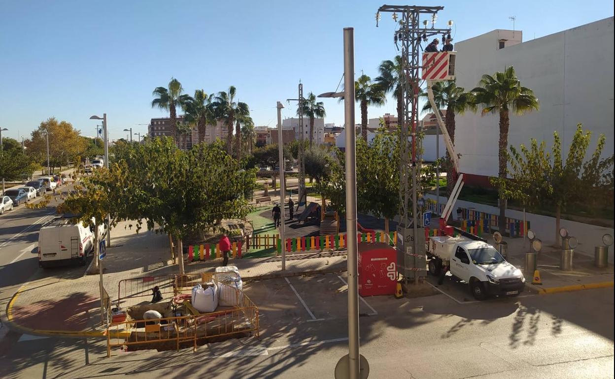 Las obras para desmantelar las torres eléctricas que atraviesan el parque infantil. 