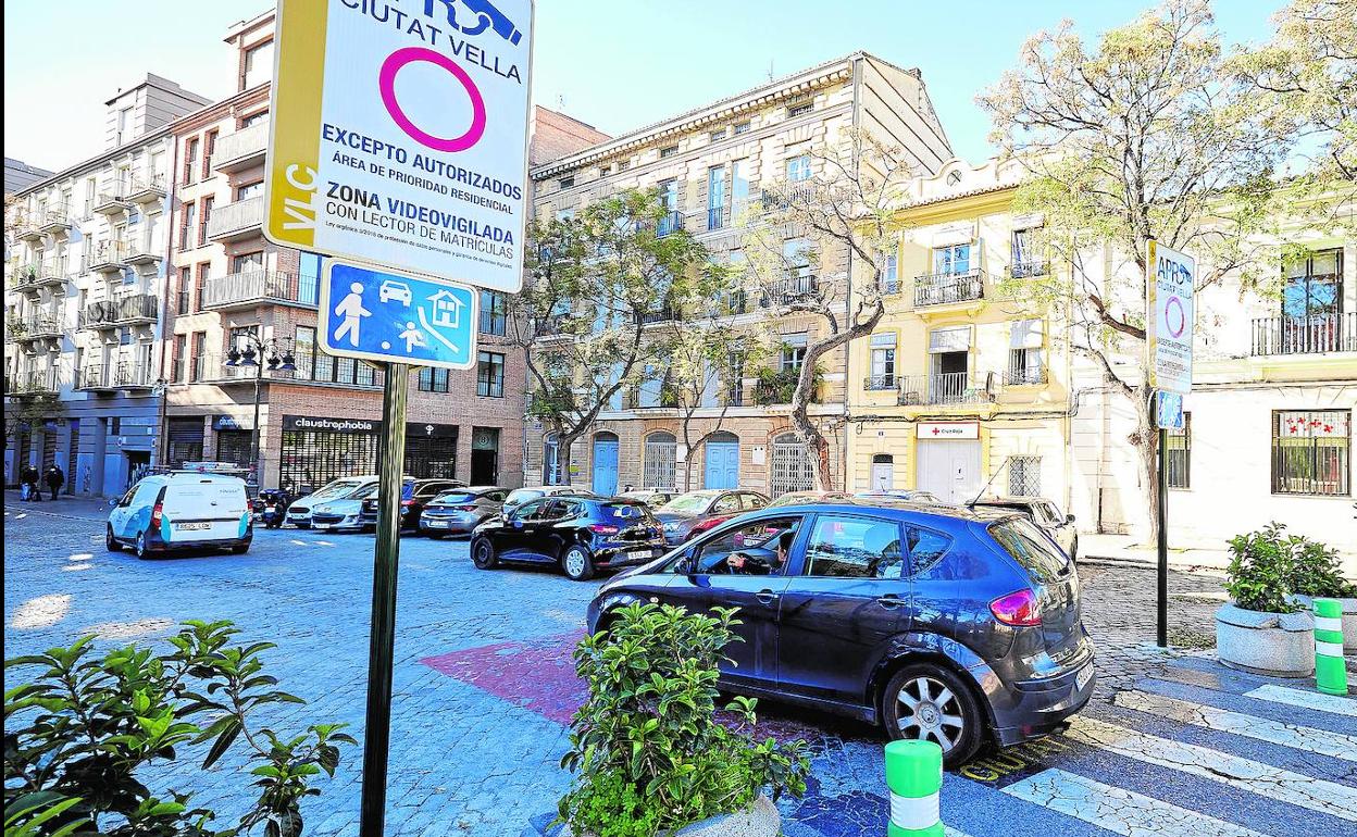 Entrada. Un coche accede a la APR de Ciutat Vella por la plaza Portal Nou, este miércoles por la mañana. 