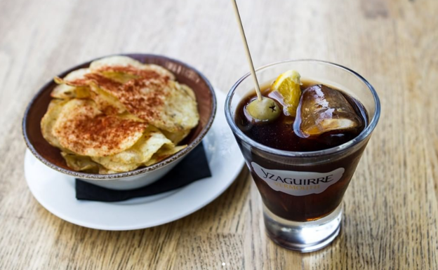 Vaso de vermut y tapa de la taberna Los Madriles.