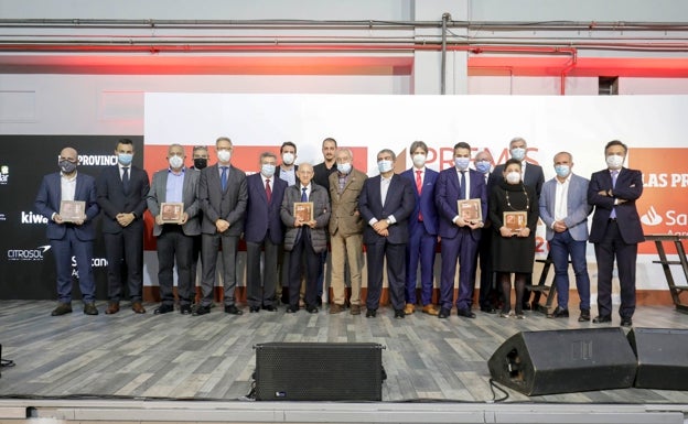 Foto de familia de los galardonados junto con los patrocinadores y Gonzalo Zarranz y Antonio Pitera, en representación de LAS PROVINCIAS. 