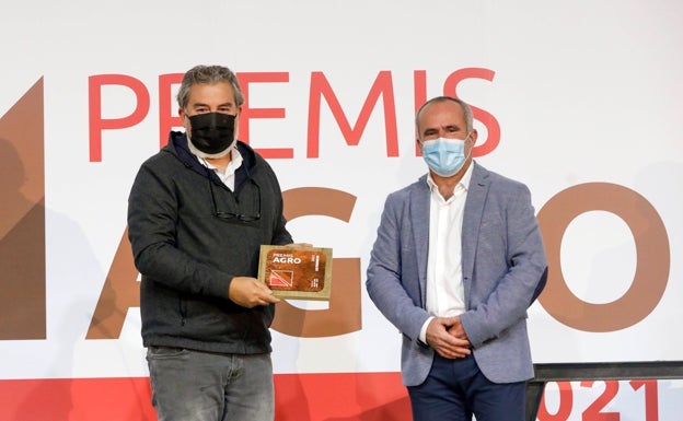 Premio a la Transformación para Celler de Roure. Recogió la distinción Pablo Calatayud de manos de Carles Peris. 