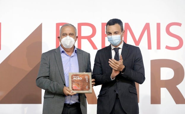 Premio a la Integración Medioambiental a Cofrudeca. Antonio Quintana le entrega el galardón a Alejandro Molina. 