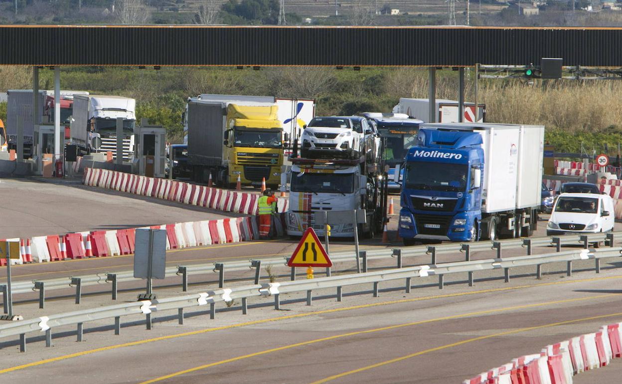 Varios camiones en una carretera en obras .