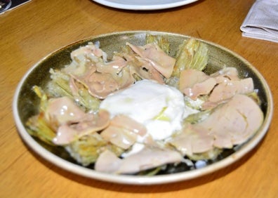 Imagen secundaria 1 - Marisco en la barra del bar Ricardo. Abajo, alcachofas con foie y huevo trufado y a la derecha, chipirones.