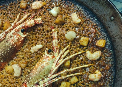 Imagen secundaria 1 - Arriba, arroz negro de rape con almejas de la arrocería Cala Queralt. Abajo a la izquierda, arroz de marisco con gamba rayada. Abajo a la derecha, ensalada del restaurante hecha con tomates de la cercana Marjal de Almardá 