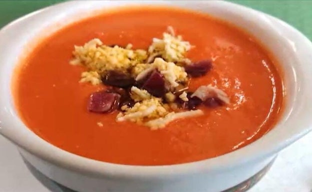 Imagen principal - Arriba, salmorejo cordobés de la Taberna Andaluza. Abajo a la izquierda, calamares a la romana del mismo local. Abajo a la derecha, berenjena con miel de caña de la taberna.